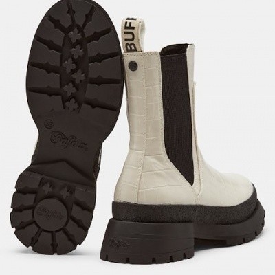 Botas Chelsea de couro branco com sola e salto grossos pretos