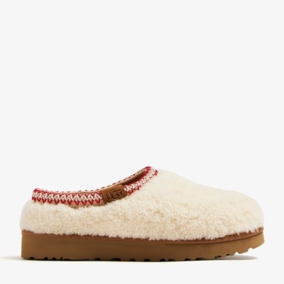 Pantufa mule creme com sola castanha e acabamento vermelho branco e castanho