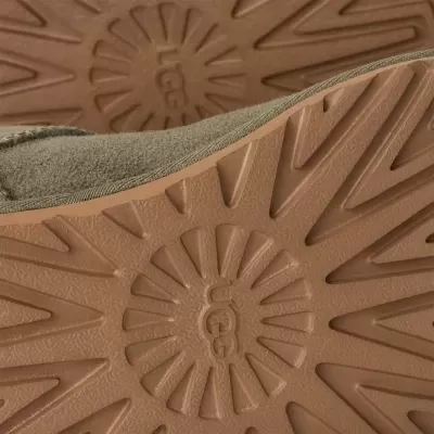 Solado castanho texturizado de sapatos com o logo UGG