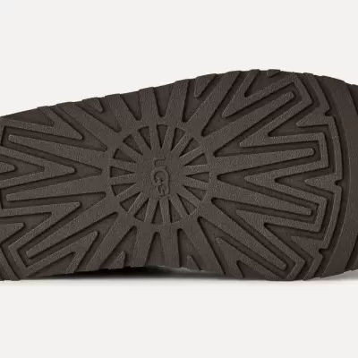 Sola de sapato castanha da marca UGG