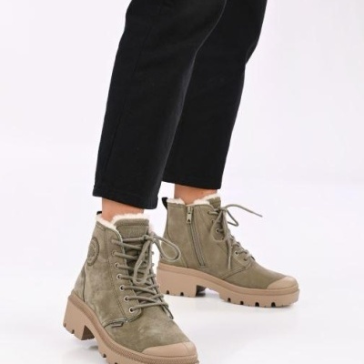 Botas verdes de camurça com sola castanha e zipper lateral