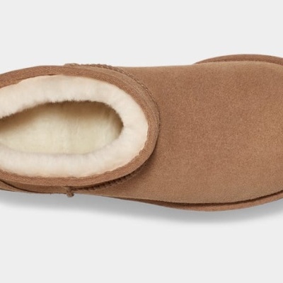 Pantufa castanha com interior branco felpudo vista de cima