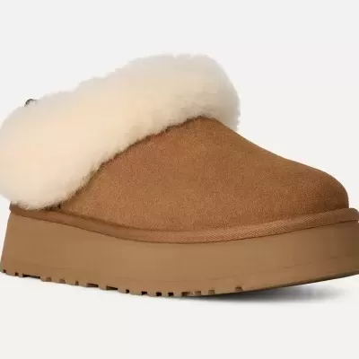 Pantufa castanha com sola grossa e pelúcia branca