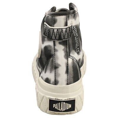 Ténis alto preto e branco com sola espessa e etiquetas com texto Palladium