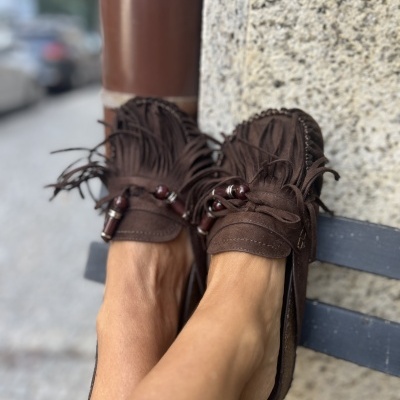 Sapatos mocassim castanhos em camurça com franjas e contas decorativas