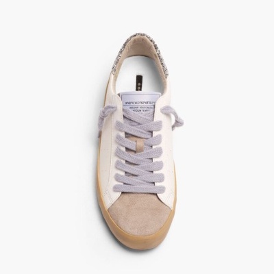 Ténis casual branco com biqueira bege em camurça e pormenor animal print