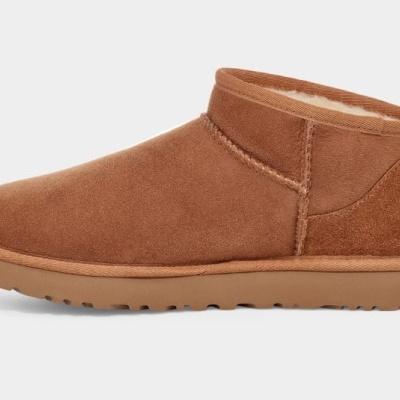Bota pantufa castanha de camurça com sola de borracha e interior almofadado.