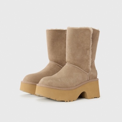 Botas bege em camurça com sola grossa castanha e forro felpudo