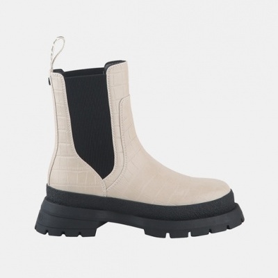 Botim bege com padrão crocodilo e sola preta grossa