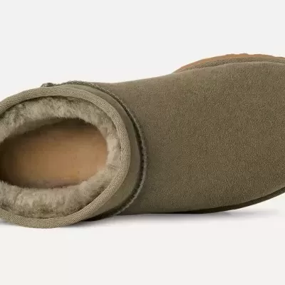 Bota castanha clara de camurça com interior forrado a pelo sintético castanho