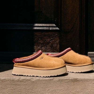 Chinelos tipo mule bege em camurça com sola branca e detalhe vermelho