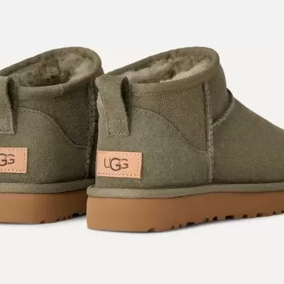 Botins UGG camurça verde com sola castanha e etiqueta frontal UGG