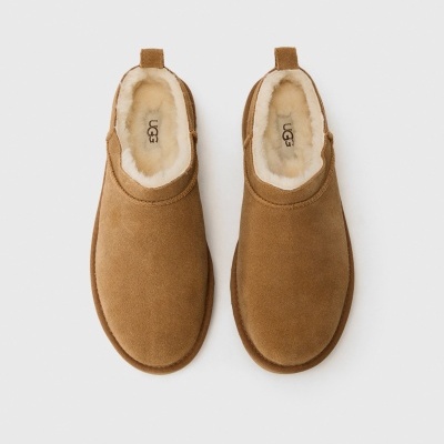 Chinelos camel com forro de pelo branco UGG vistos de cima