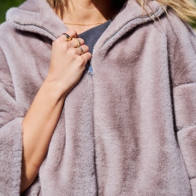 Casaco feminino lilás de pelo sintético com fecho de correr