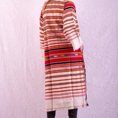 casaco longo de malha com padrão de riscas horizontais em tons naturais