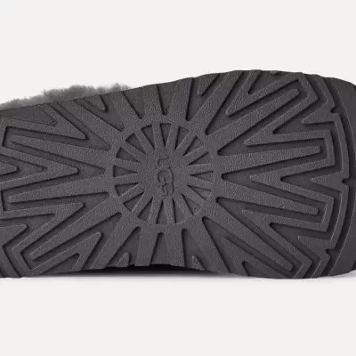 Sola preta de sapato UGG vista de baixo com padrão geométrico.