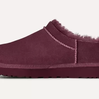 Pantufa bordeaux em camurça com pelo interior e sola vermelha