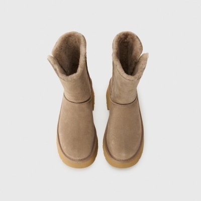 Botas castanhas claras em camurça com interior de pelo e sola de borracha