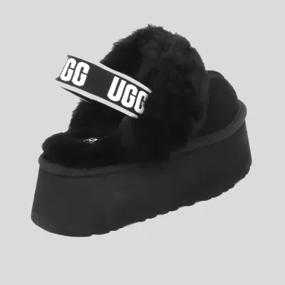 Sandália plataforma preta com pelo e tira elástica UGG
