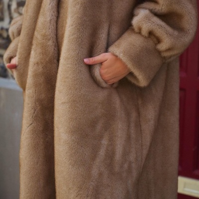 Casaco comprido de pêlo castanho claro com bolsos laterais