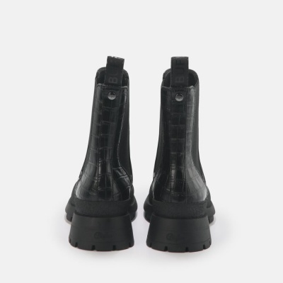 Botas pretas texturizadas vistas de trás