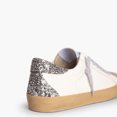 Sapatilha branca com calcanhar prateado de glitter