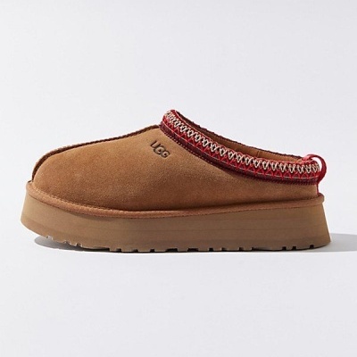 Chinelo mule castanho da marca UGG com sola grossa e detalhe vermelho no tornozelo