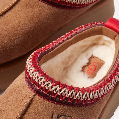 Chinelos UGG castanhos com interior de pelo e bordas vermelhas e bege