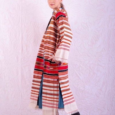 Casaco longo de malha com riscas coloridas em mulher