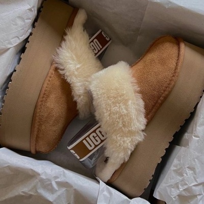 Sandálias plataforma castanhas UGG com pelo branco na caixa