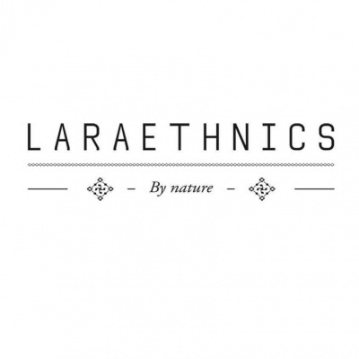 Logotipo 'LARAETHNICS By nature' em preto com elementos decorativos
