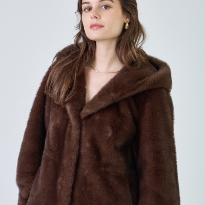 Mulher com casaco de pelo castanho escuro com capuz