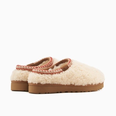 Chinelos peludos creme com sola castanha e detalhe vermelho e branco