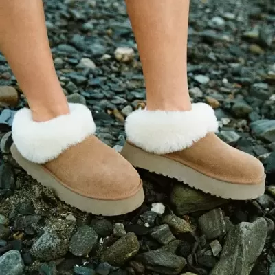Sapatos de senhora em camurça castanha com pelo branco no topo e sola grossa castanha