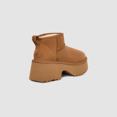 Bota camel baixa com sola grossa, forro branco e logo UGG