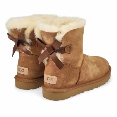 Botas castanhas UGG com pêlo branco e laços na parte traseira