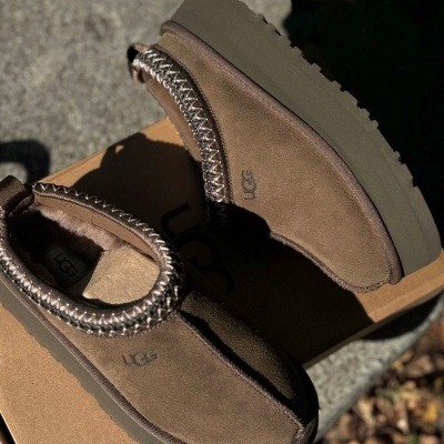 Chinelos UGG castanhos de camurça com sola grossa