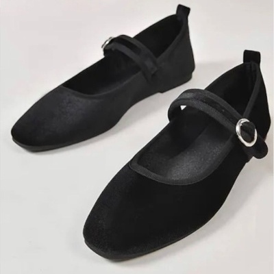 Sapatos bailarinas pretos com tira e fivela prateada