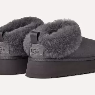 Pantufas UGG cinza com pelúcia e sola preta elevada