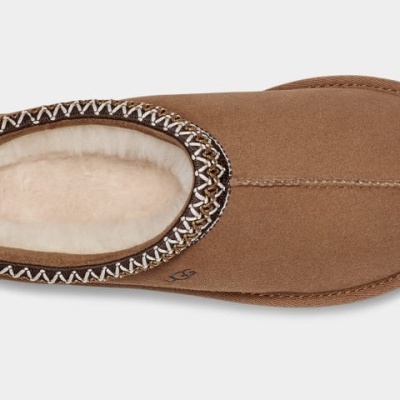 Pantufa castanha de camurça com interior forrado a pele macia creme