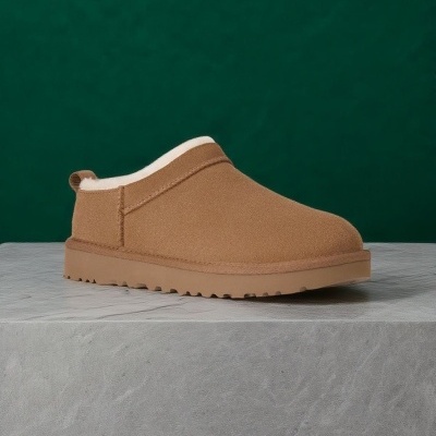 Chinelo castanho tipo camurça com interior branco e sola castanha.