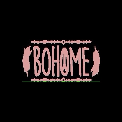 Texto 'BOHOME' em letras rosas sobre fundo preto com bordas decorativas
