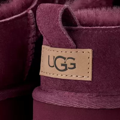 Calçado UGG bordô em camurça com etiqueta castanha e felpudo interior