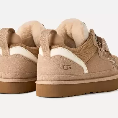 Sapatilhas UGG bege com sola castanha e interior forrado de pele
