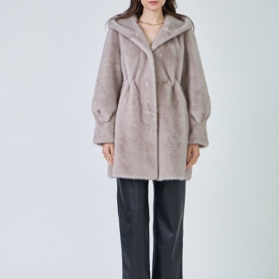 Casaco de pêlo sintético cinzento claro com capuz