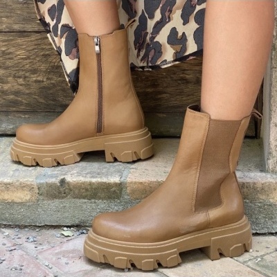 Botas castanhas em pele com sola grossa e elástico no tornozelo