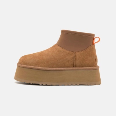 Bota castanha com sola alta e detalhe laranja