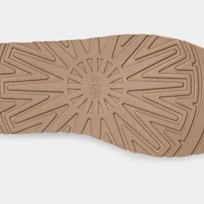 Sola castanha de sapato com padrão geométrico, vista de baixo