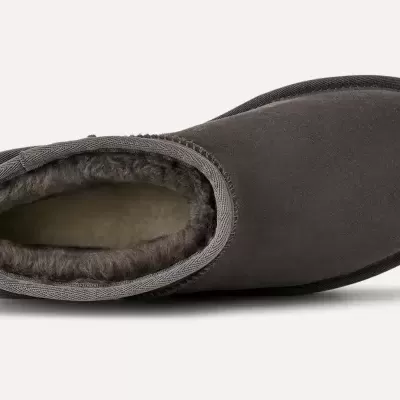 Pantufa castanha escura com interior forrado em pelúcia cinza visto de cima