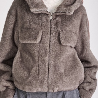 Casaco felpudo cinza com capuz e fecho de correr